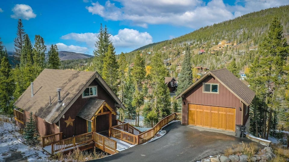 Cozy Mtn Chalet-walk to main/on bus route/hot tub